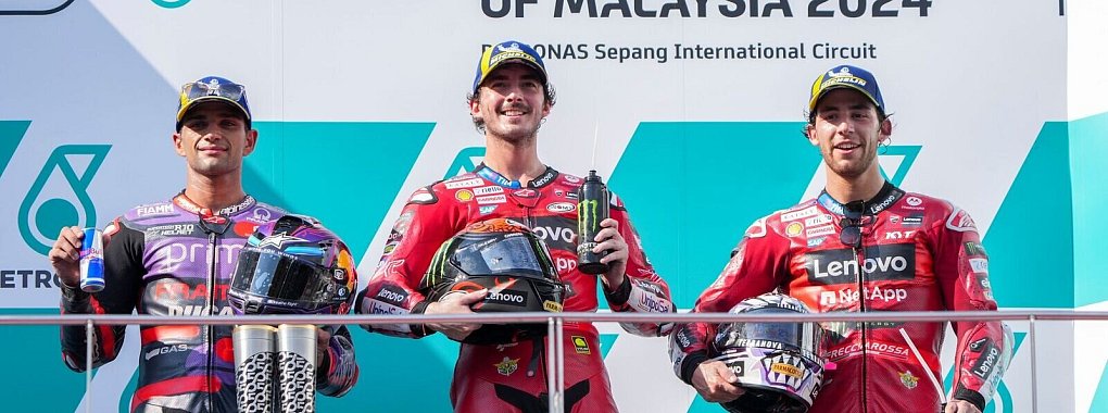 Francesco Bagnaia (M) und Jorge Martin (l) kämpfen um den WM-Titel in der MotoGP-Serie. - © Vincent Thian/AP/dpa