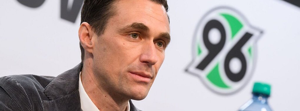96-Sportdirektor Marcus Mann sorgt sich um die Zukunft von Hannover 96 - © Julian Stratenschulte/dpa
