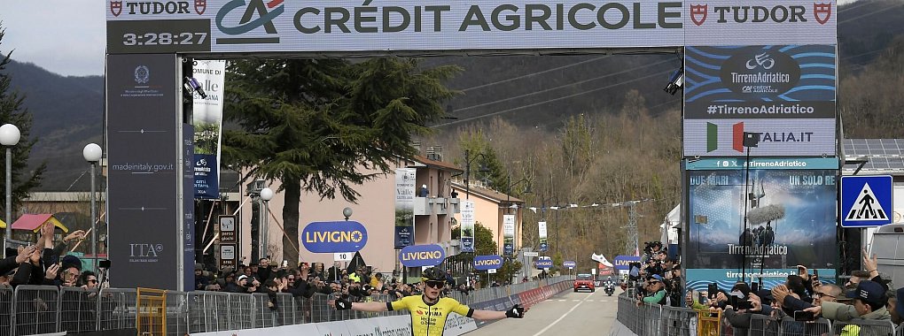 Jonas Vingegaard gewann die f&uuml;nfte Etappe der Fernfahrt Tirreno-Adriatico als Solist. - &copy; Fabio Ferrari/LaPresse/AP/dpa