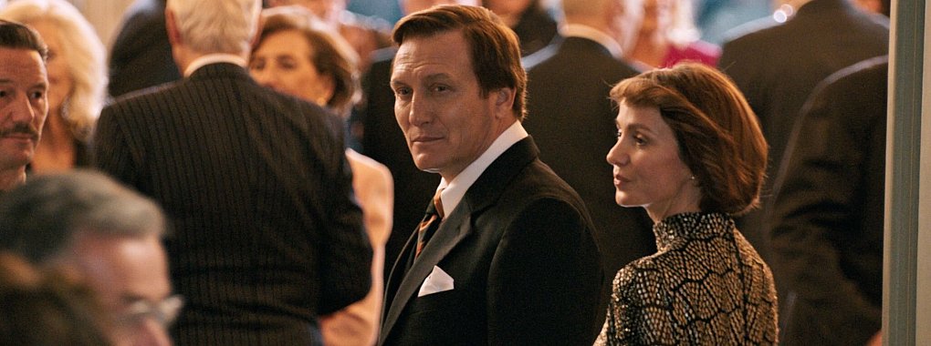 Oliver Masucci als Alfred Herrhausen und Julia Koschitz als seine Frau Traudl in «Herrhausen - Der Herr des Geldes». - © Florian Emmerich/Sperl Film/swr/hr/rbb/ARD Degeto/dpa