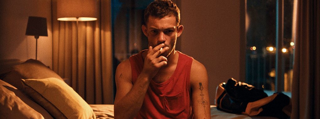 Jonas (F&eacute;lix Maritaud) ist 33, lebt im s&uuml;dfranz&ouml;sischen Toulon und arbeitet als Krankentr&auml;ger. - &copy; Frederique Barraja/rbb/dpa