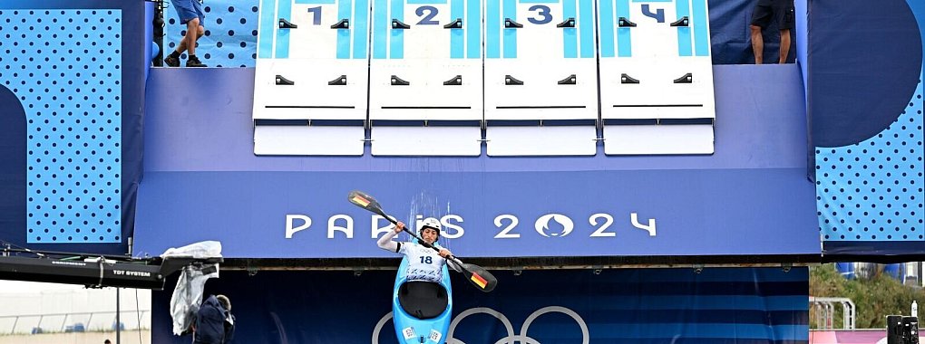 Noah Hegge rutscht von der gro&szlig;en Startrampe im Kajak-Cross. - &copy; Sebastian Kahnert/dpa