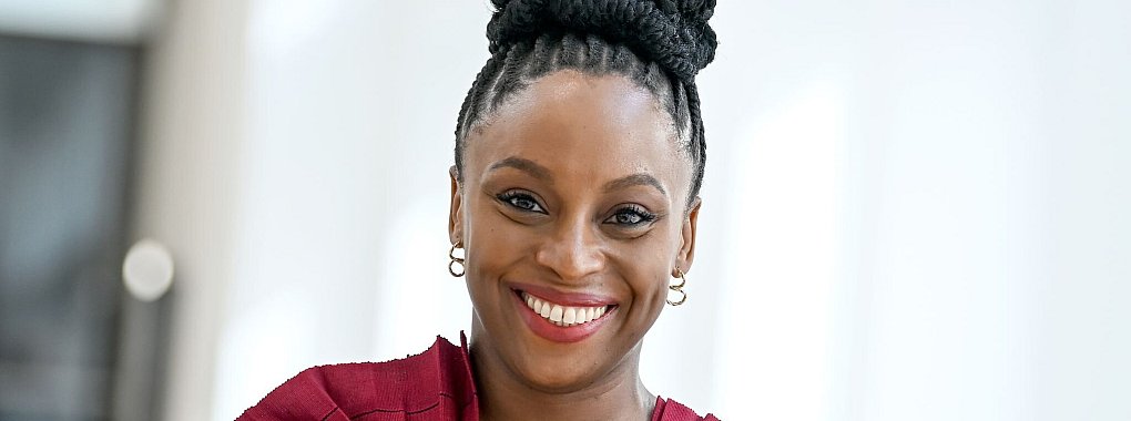 Adichie steckt in ihren vierten Roman viel Persönliches. - © Britta Pedersen/dpa-Zentralbild/ZB