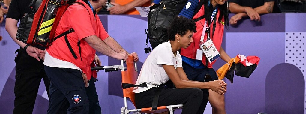 Malaika Mihambo wird im Rollstuhl aus dem Stadion geschoben. - &copy; Kirill Kudryavtsev/AFP/dpa