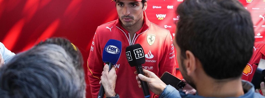 Ferrari-Pilot Carlos Sainz hofft auf einen Einsatz beim Großen Preis von Australien. - © Asanka Brendon Ratnayake/AP/dpa