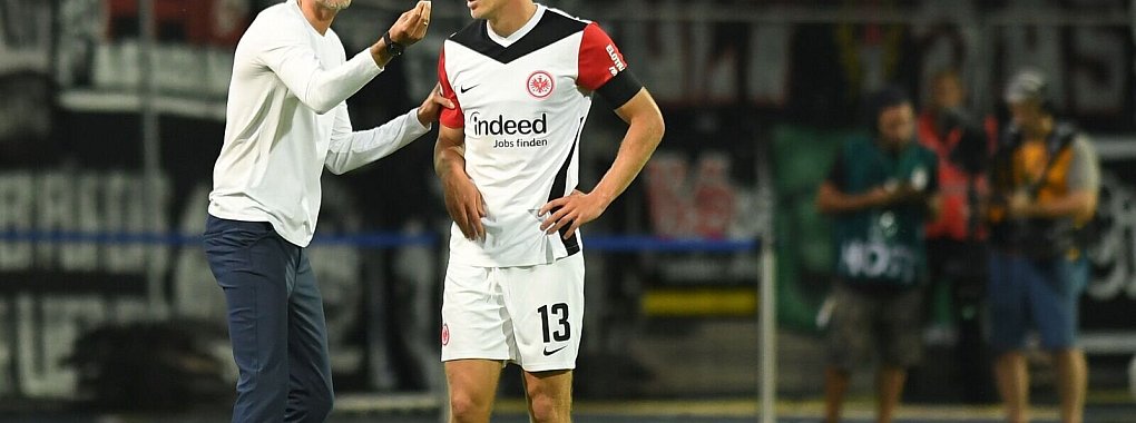 Für Trainer Dino Toppmöller (l) und Spieler Rasmus Kristensen geht es in der Europa League zum FC Midtjylland. - © Swen Pförtner/dpa