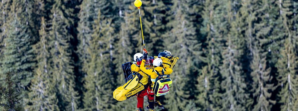 Der Österreicher Felix Hacker wurde nach einem Trainingssturz in Kitzbühel per Hubschrauber geborgen. - © Expa/Johann Groder/APA/dpa
