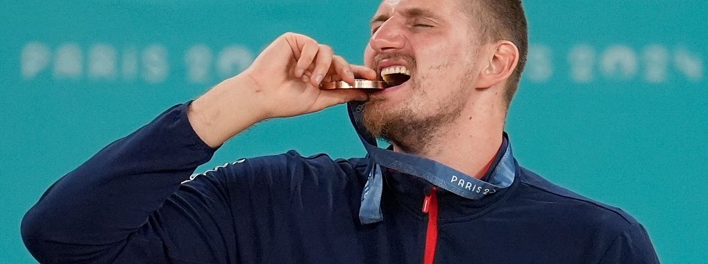 Trinkt Bier und bei&szlig;t Bronze: Basketball-Star Nikola Jokic. - &copy; Michael Conroy/AP