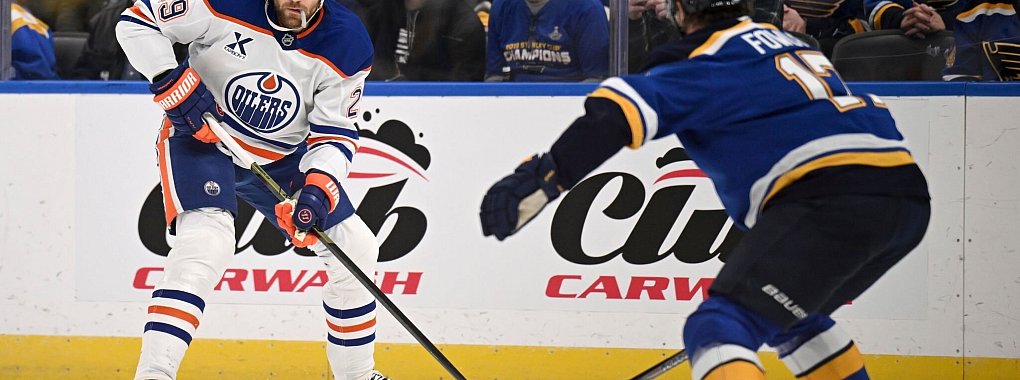 Leon Draisaitl (l.) spielte einmal mehr groß auf. - © Connor Hamilton/AP/dpa
