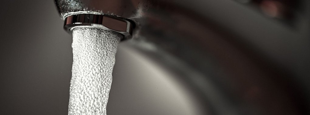 Achtung, Keime: Stand das Wasser länger als drei bis sieben Tage still, sollte man Kalt- und Warmwasser mindestens fünf Minuten laufenlassen. - © Felix Kästle/dpa/dpa-tmn