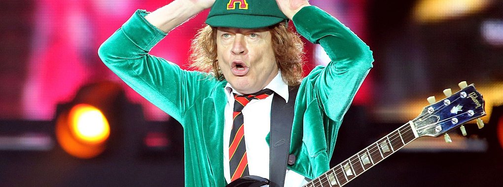 Angus Young ist Gründer und Gitarrist der Hardrock-Band AC/DC. - © Jan Woitas/dpa-Zentralbild/dpa