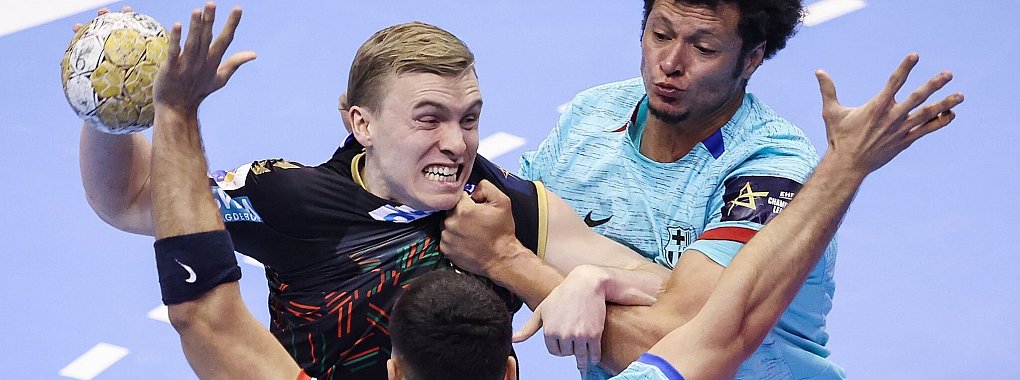 Traf kurz vor Schluss zum Sieg gegen Barcelona: Magdeburgs Gisli Kristjansson (M). - &copy; Ronny Hartmann/dpa