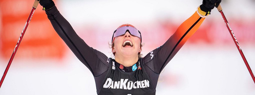 Nathalie Armbruster feiert ihren ersten Weltcupsieg. - © Georg Hochmuth/APA/dpa
