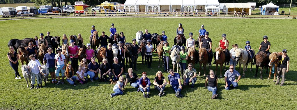 Haben ein wunderbares Domizil: Mitglieder des Vereins mit ihren Vierbeinern auf ihrem Gelände in Bad Salzuflen-Holzhausen. Im Wechsel mit dem „Tag des Islandpferdes" richtet der Verein hier auch alle zwei Jahre ein Hausturnier aus. - © Martina Rehse