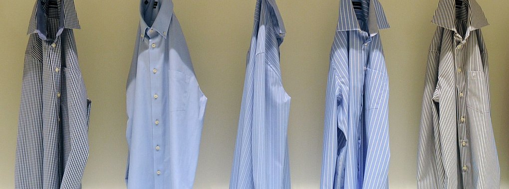 Faltenfreie Hemden: Steamer sollen Stoffe ohne direkten Kontakt glätten. Doch nicht alle der acht getesteten Geräte konnten die Experten der «Stiftung Warentest» überzeugen. - © Caroline Seidel-Dißmannel/dpa/dpa-tmn