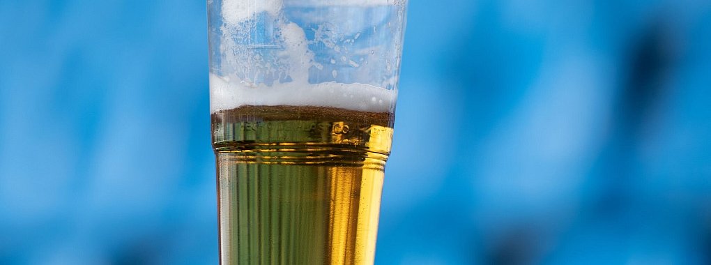 Ein Bier auf der Stadiontribüne - in England ist das seit Jahrzehnten verboten. - © Bernd Thissen/dpa