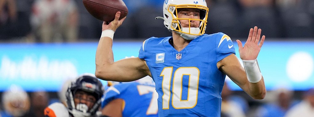 Chargers-Quarterback Justin Herbert warf gegen Denver zwei Touchdown-Pässe. - © Eric Thayer/AP/dpa