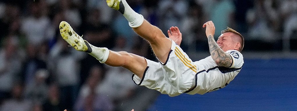 Nun ist Schluss: Bei seinem letzten Heimspiel f&uuml;r Real Madrid wurde Kroos von Teamkollegen und Fans gefeiert. - &copy; Manu Fernandez/AP/dpa