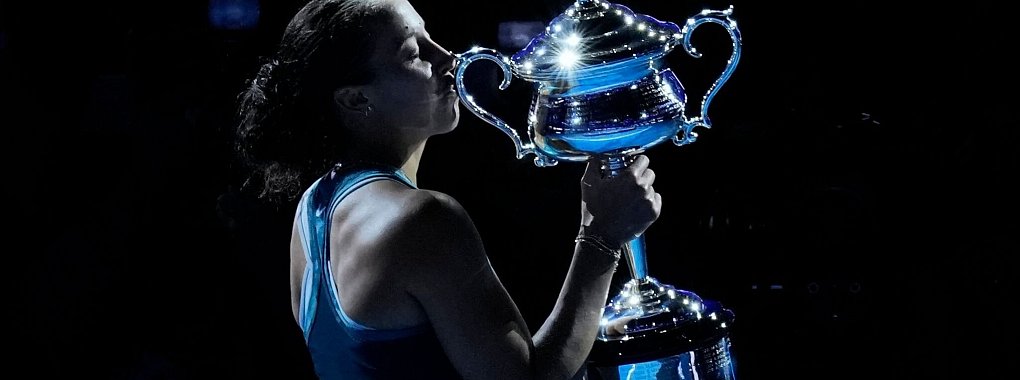 Madison Keys wollte den Pokal gar nicht mehr aus den Händen geben - © Vincent Thian/AP/dpa
