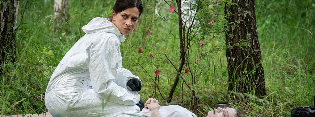 Kriminaltechnikerin Viktoria Wex untersucht die rituell hergerichtete Leiche. - © Karolina Grabowska/Odeon Fiction GmbH/ARD Degeto Film/dpa