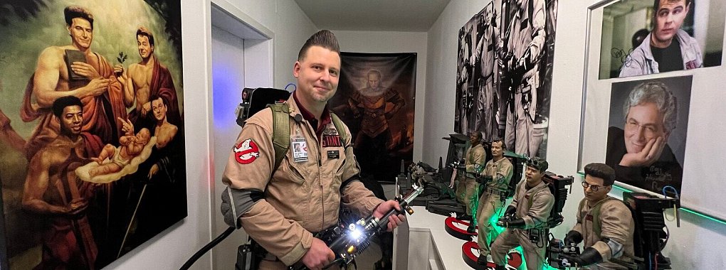 Kevin Wünsch aus Lothe hat eine beeindruckende Ghostbusters-Sammlung in seiner Wohnung ausgestellt. Hier trägt er selbst eine Geisterjäger-Uniform. - © Seda Hagemann