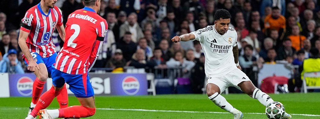 Rodrygo (r) von Real Madrid trifft zum 1:0. - © Manu Fernandez/AP/dpa