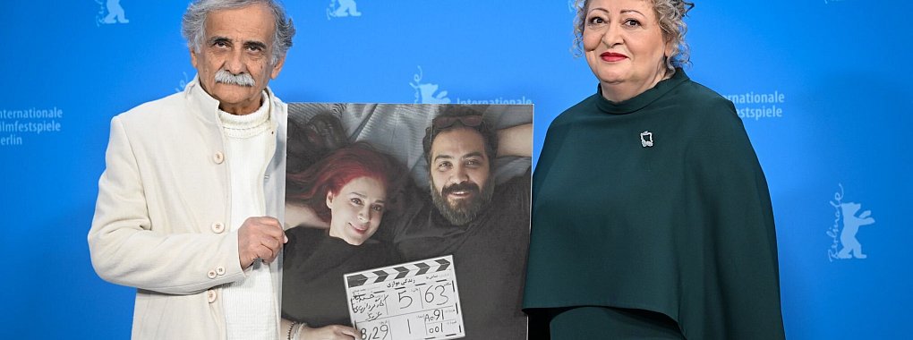 Die Schauspieler Esmail Mehrabi (l) und Lily Farhadpour kamen ohne ihre Regisseure zur Berlinale - zeigten sie aber auf einem Foto. - &copy; Soeren Stache/dpa