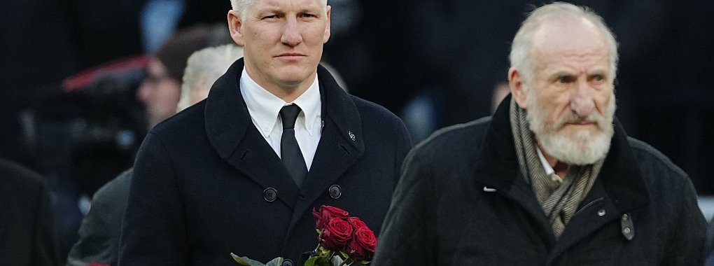 Bastian Schweinsteiger (l) &uuml;bernimmt die Schirmherrschaft f&uuml;r ein traditionelles Golf-Turnier zugunsten der &laquo;Franz Beckenbauer-Stiftung&raquo;. - &copy; Kay Nietfeld/dpa