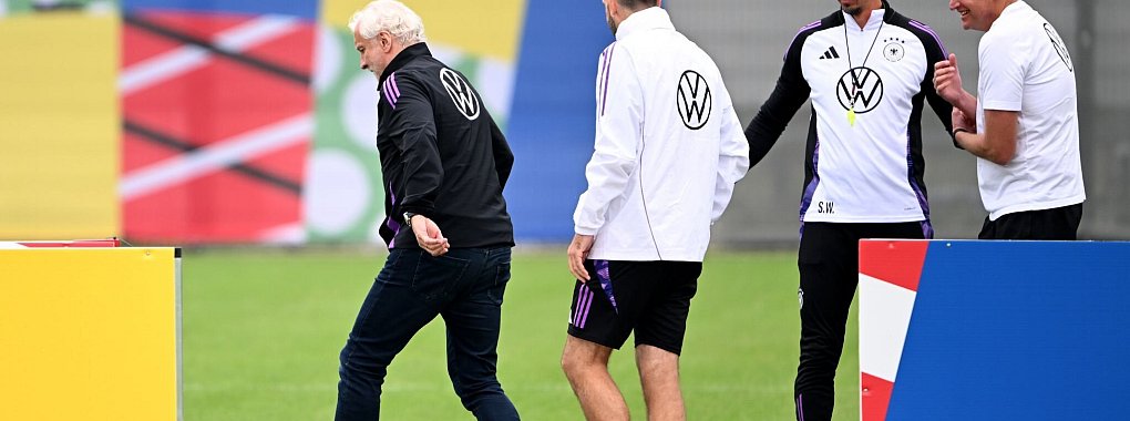 Auch DFB-Sportdirektor Rudi V&ouml;ller (l) war beim Training der deutschen Nationalmannschaft anwesend. - &copy; Federico Gambarini/dpa
