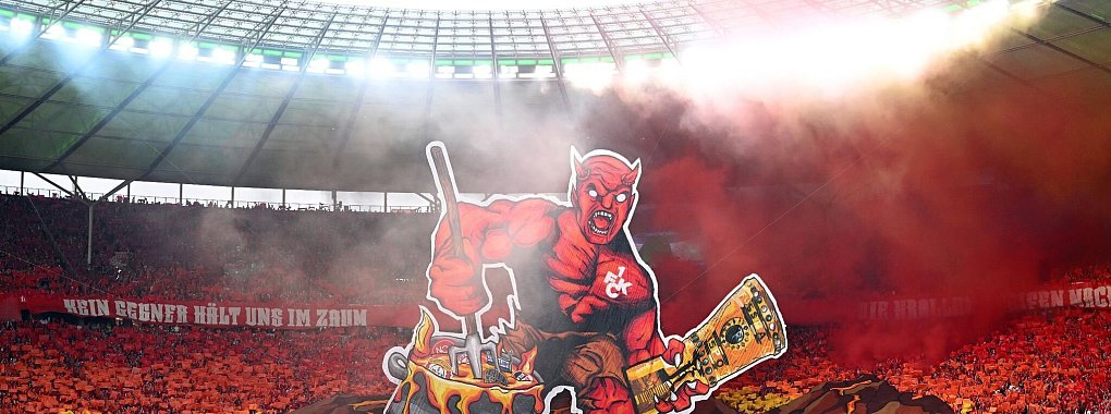Die Fans des FCK verwandelten die Ostkurve im Berliner Olympiastadion kurz vor dem Spielbeginn in eine H&ouml;llenlandschaft. - &copy; Federico Gambarini/dpa