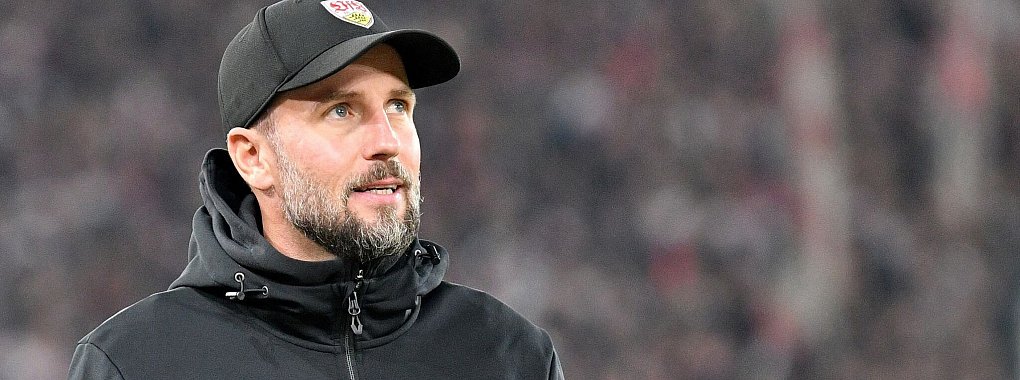 Trainer Sebastian Hoeneß und der VfB Stuttgart sind am Samstag beim FC Bayern zu Gast. - © Jan-Philipp Strobel/dpa