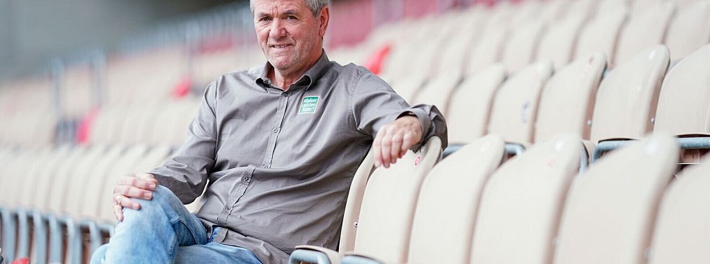Kaiserslauterns Trainer Friedhelm Funkel sitzt im Fritz-Walter-Stadion. - &copy; Uwe Anspach/dpa