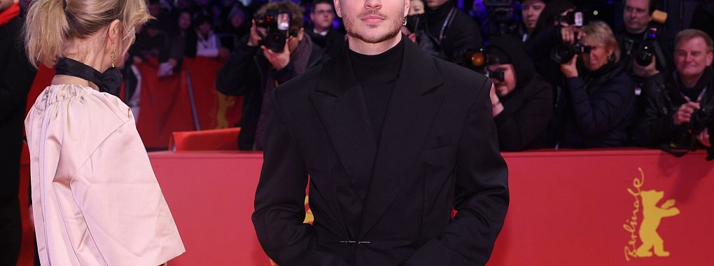 Jannik Sch&uuml;mann geht am Er&ouml;ffnungsabend der Berlinale &uuml;ber den Roten Teppich. - &copy; Gerald Matzka/dpa