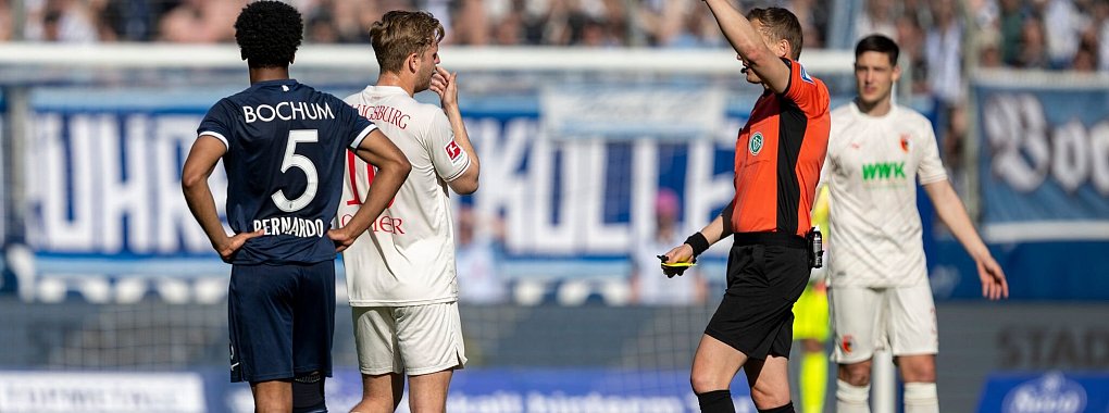 Zwei Spiele Sperre für den Augsburger Arne Maier. - © David Inderlied/dpa