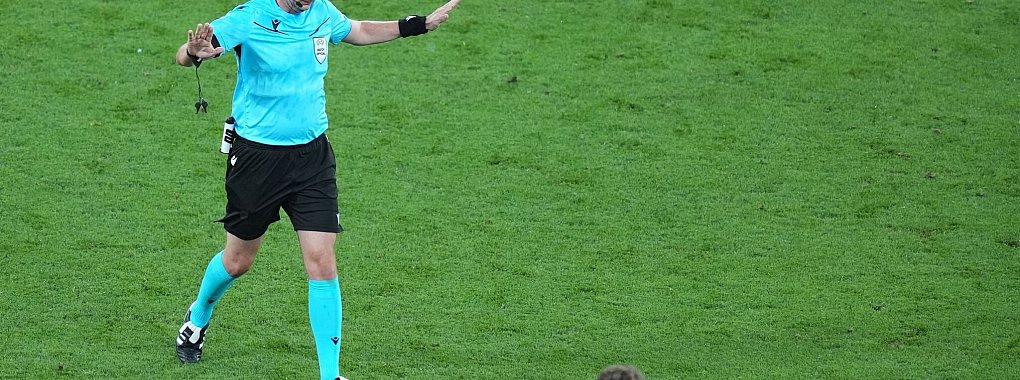 Schiedsrichter Michael Oliver hatte viel mit dem VAR zu tun. - &copy; Marcus Brandt/dpa