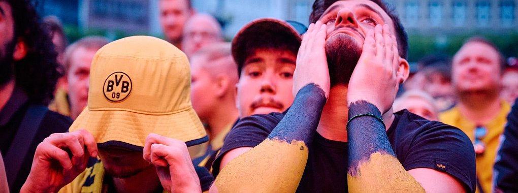 Auf dem randvollen Hansaplatz in der Dortmunder Innenstadt verfolgten rund 7500 Menschen das Finale. - &copy; Bernd Thissen/dpa