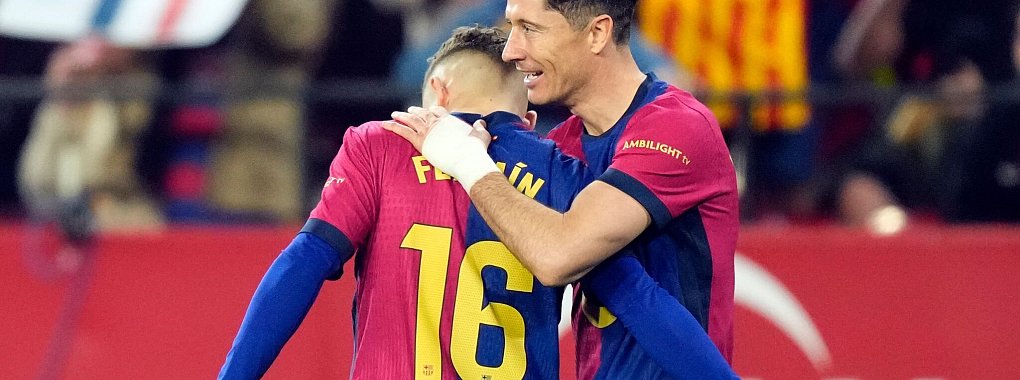 Das war ein guter Abend für den FC Barcelona, auch wenn Fermin López (l) kurz nach seinem Tor vom Platz flog. - © Jose Breton/AP/dpa