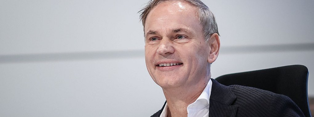 Will den VfL Wolfsburg weiter unterstützen: VW-Chef Oliver Blume. - © Ronny Hartmann/AFP POOL/dpa