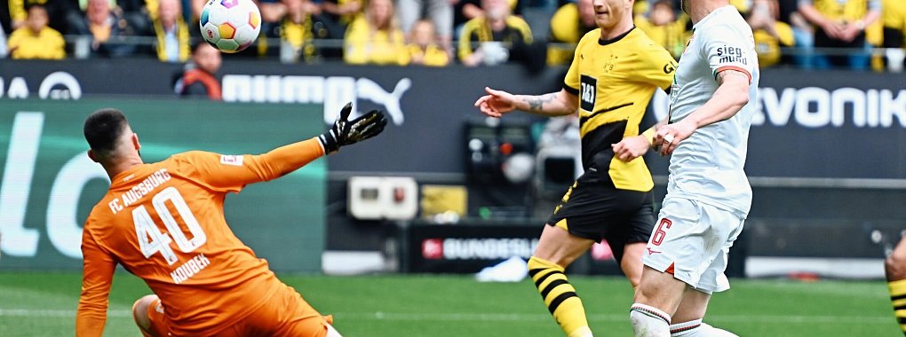 Dortmunds Marco Reus (M) erzielte beim Sieg gegen Augsburg das Tor zum zwischenzeitlichen 4:1. - © Bernd Thissen/dpa