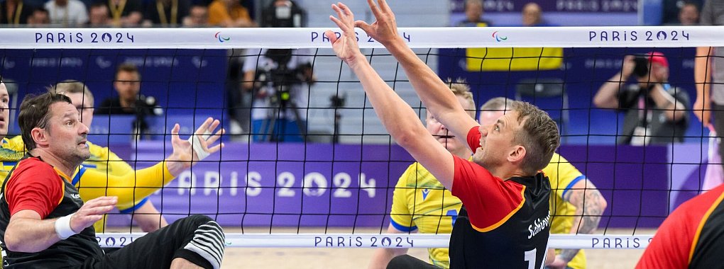 Die Sitzvolleyballer spielen zum Abschluss der Gruppenphase gegen Iran. - © Julian Stratenschulte/dpa