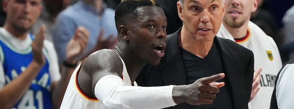 Basketball-Star Dennis Schr&ouml;der im Gespr&auml;ch mit Bundestrainer Gordon Herbert. - &copy; Soeren Stache/dpa
