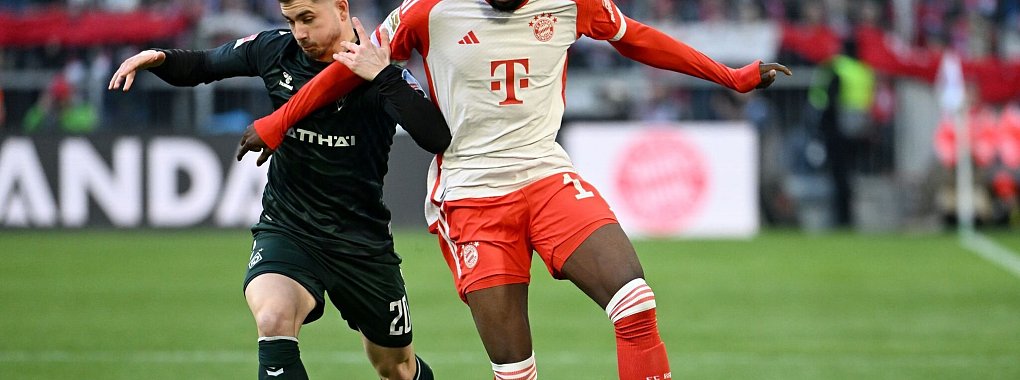 Alphonso Davies l&auml;uft seiner Topform beim FC Bayern hinterher - das wei&szlig; auch Trainer Thomas Tuchel. - &copy; Lukas Barth/dpa