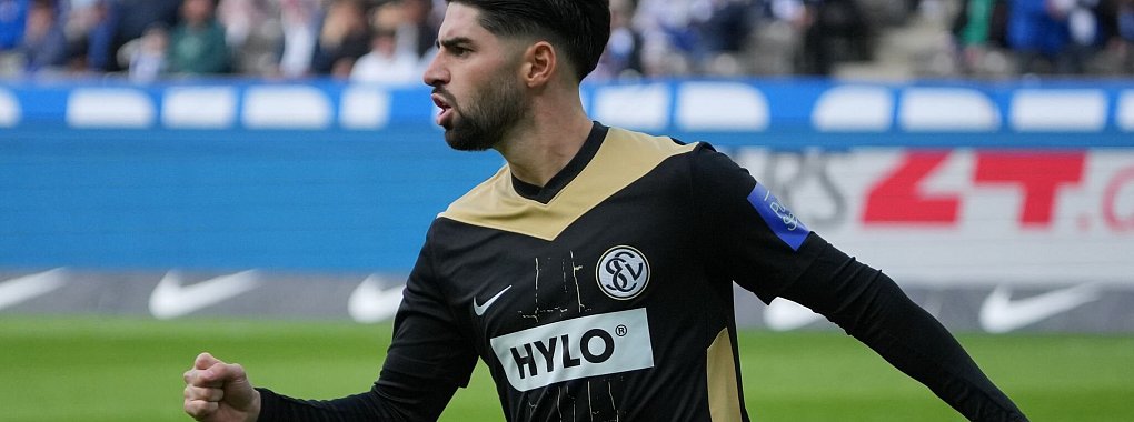 Elversbergs Sahin erzielt gegen Hertha das erste Tor des Tages. - © Soeren Stache/dpa
