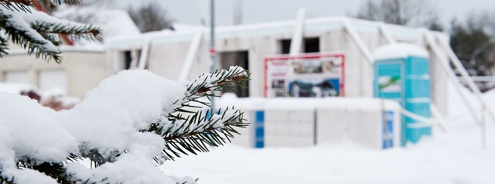 In der kalten Jahreszeit sollten Bauherren aktiv darauf achten, dass ihre Baustelle winterfest gesichert ist. - © Andrea Warnecke/dpa-tmn