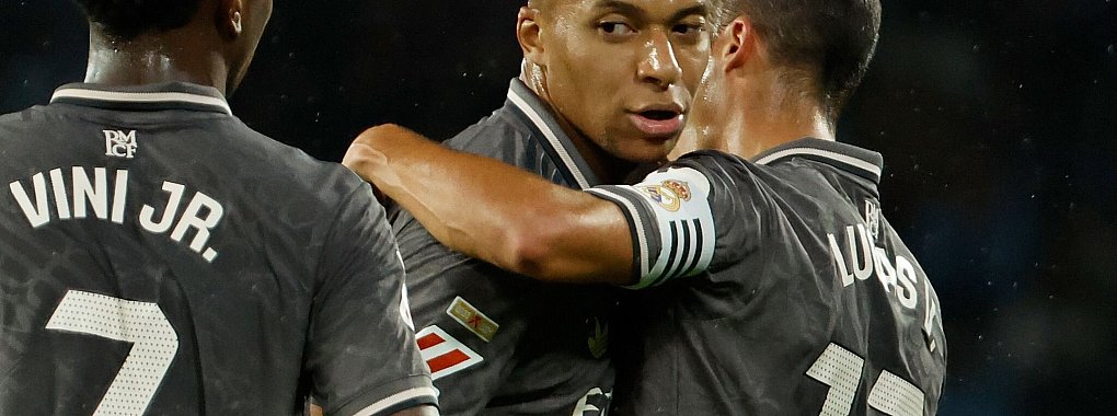 Kylian Mbappé wird für seinen Torerfolg gefeiert. - © Lalo R. Villar/AP/dpa