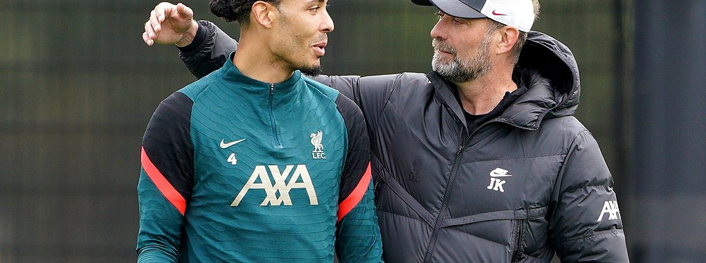 Liverpools Virgil van Dijk (l) will mit Trainer J&uuml;rgen Klopp zum Abschied mehrere Troph&auml;en gewinnen. - &copy; Peter Byrne/PA Wire/dpa
