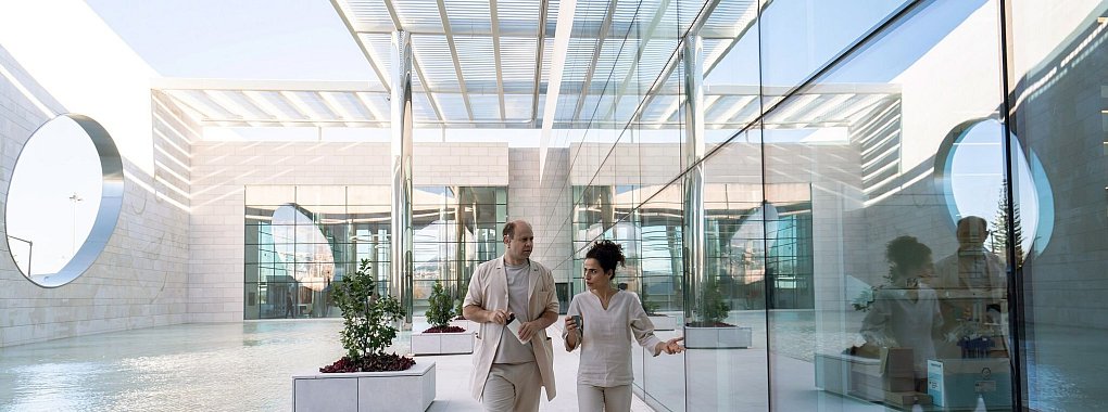 Moritz F&uuml;hrmann und Sesede Terziyan in einer Szene von &laquo;Charit&eacute;&raquo;. Die ARD-Kultserie springt in der neuen Staffel in das Jahr 2049. - &copy; Armanda Claro/ARD Degeto/Arte/Ufa Fiction/dpa