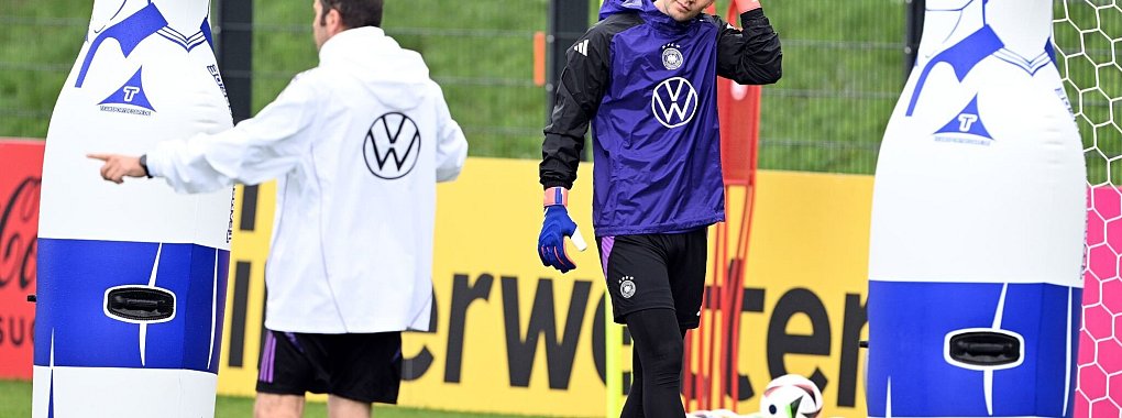 Torwart Manuel Neuer beim DFB-Training in Herzogenaurach. - &copy; Federico Gambarini/dpa