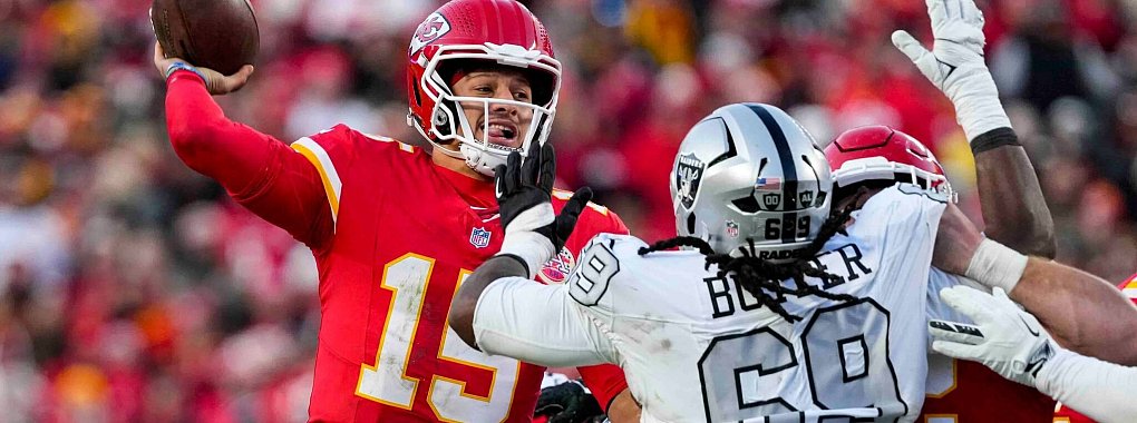 Patrick Mahomes führte die Kansas City Chiefs erneut in die Playoffs. - © Ed Zurga/AP/dpa