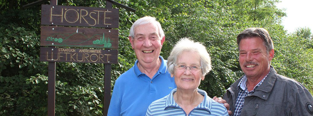 Stolz auf den Luftkurort: Udo Zantow, Dorothea Wehmeier sowie Gebhard Rödler (von links) setzten sich auch heute noch als Motoren des Heimat- und Verkehrsvereins für Hörste ein. - © Sandra Castrup
